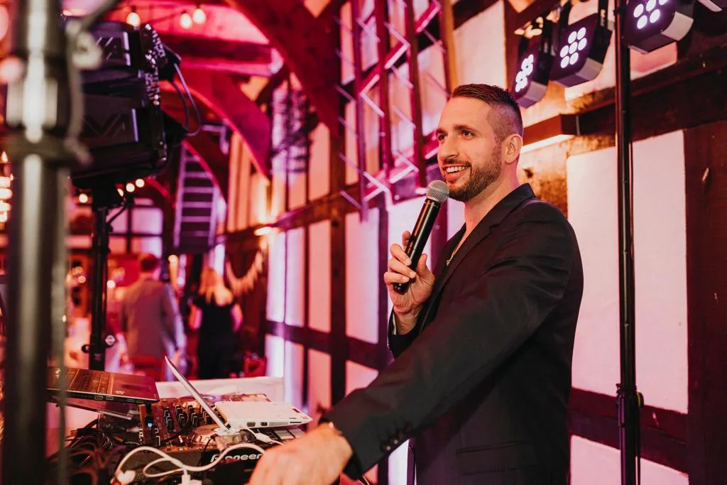 Jens Naumann alias DJ ElectroArt mit Mikrofon am DJ-Pult